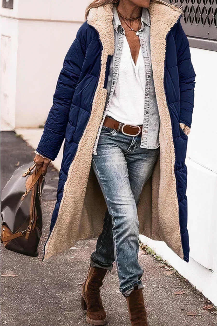 Manteau femme chic et élégant. Style parfait pour le bureau, une soirée ou des sorties urbaines.