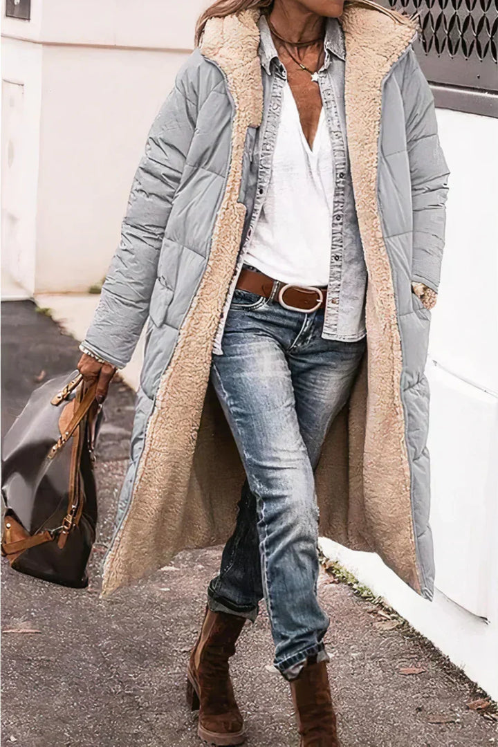 Femme portant un manteau réversible élégant et chaud. Style hivernal chic, parfait pour le froid.