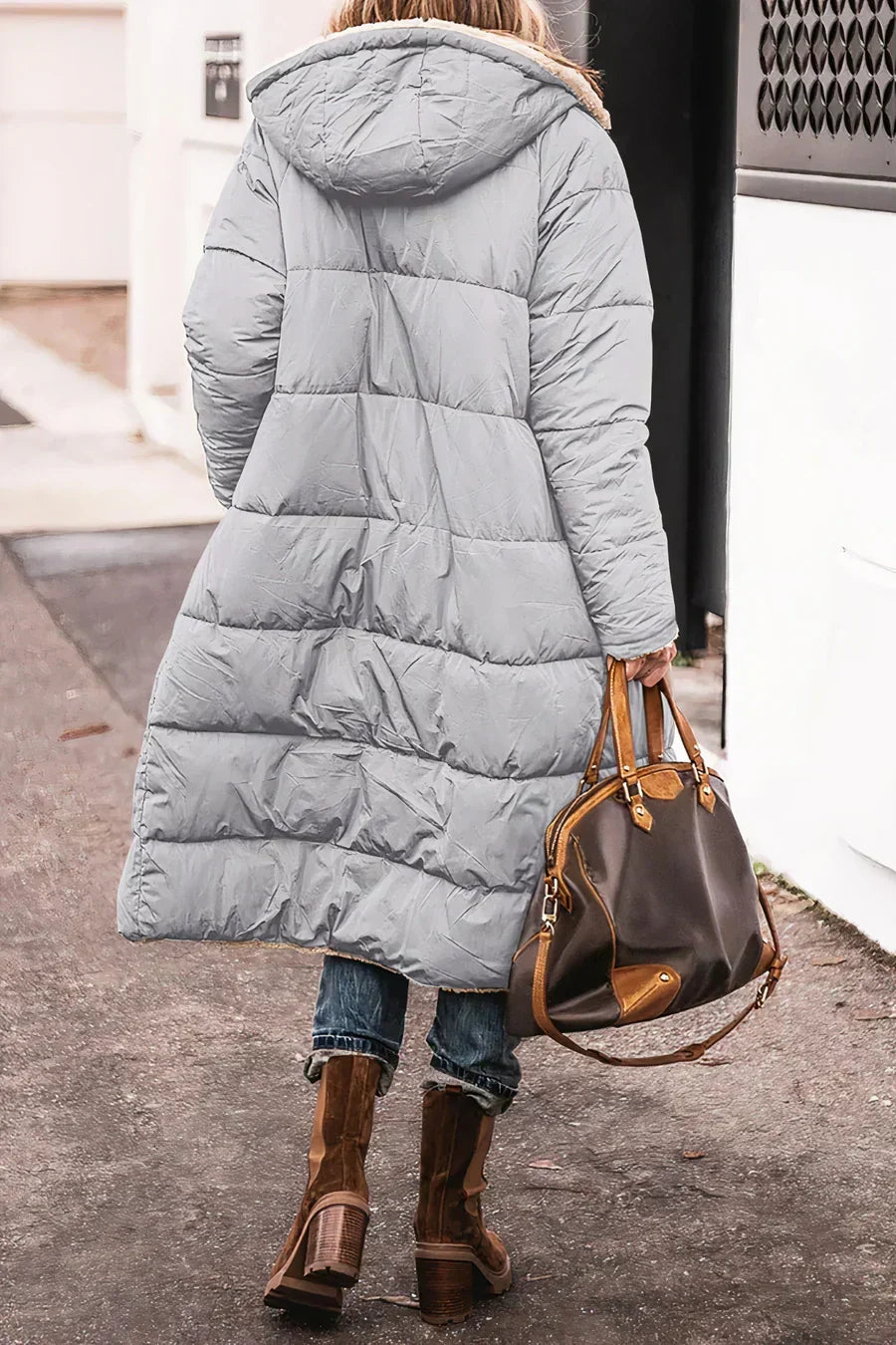 Détail du tissu du manteau réversible femme. Matière chaude et douce, idéal pour l'hiver.