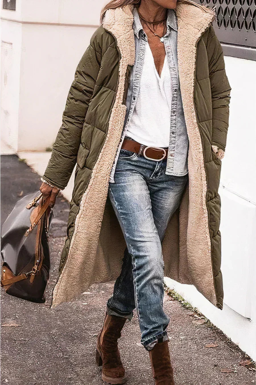 Manteau réversible femme montrant ses deux faces. Élégance et chaleur pour un hiver stylé.