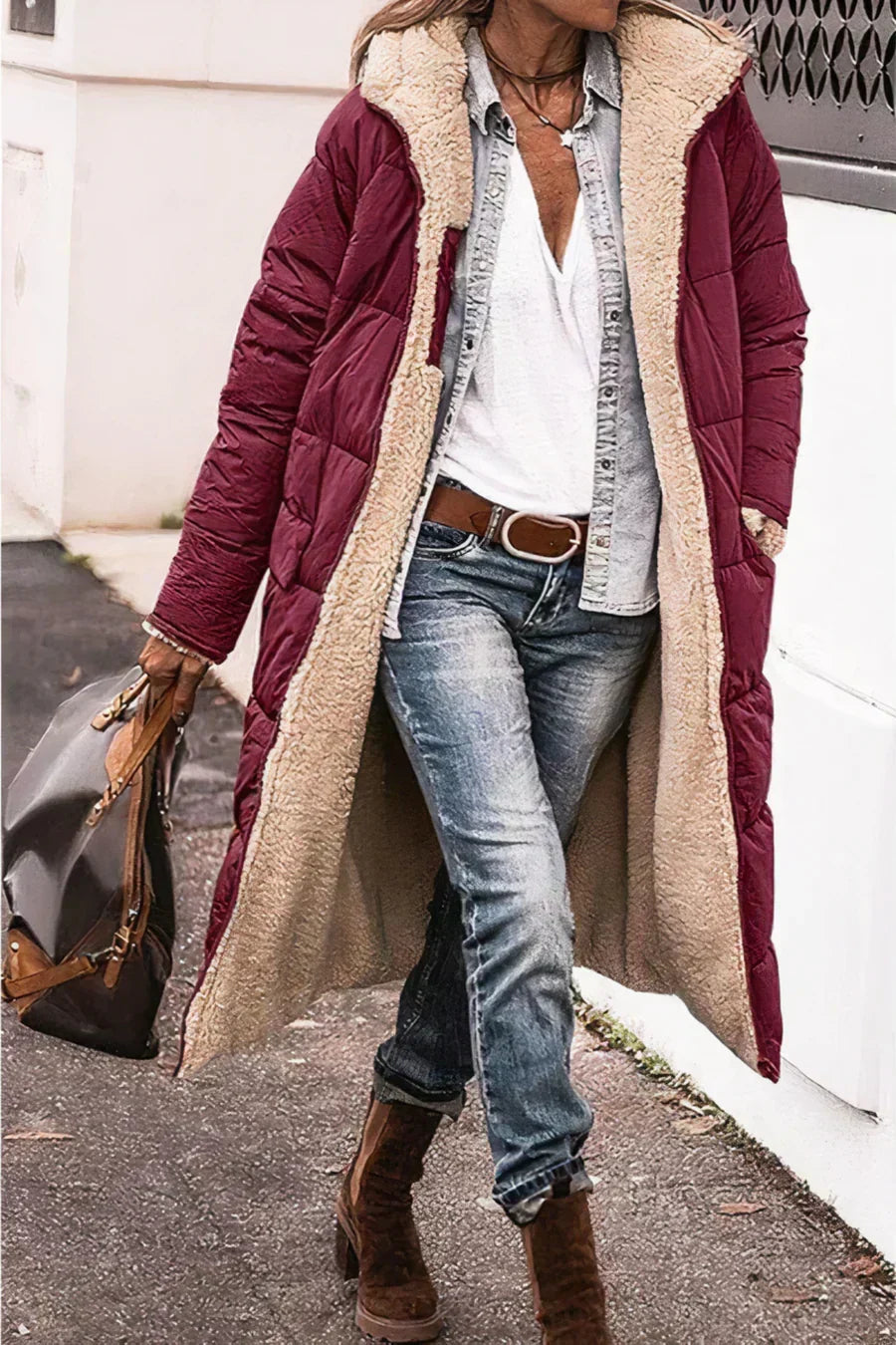 Manteau réversible femme pour l'hiver. Élégant, chaud et polyvalent, un essentiel de mode.