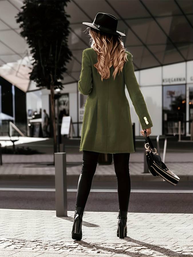 Manteau femme ajusté, double boutonnage, coupe tailleur sophistiquée pour un style hivernal élégant.