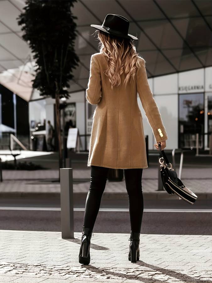 Manteau d'hiver femme, double boutonnage, coupe tailleur ajustée pour un look élégant et professionnel.