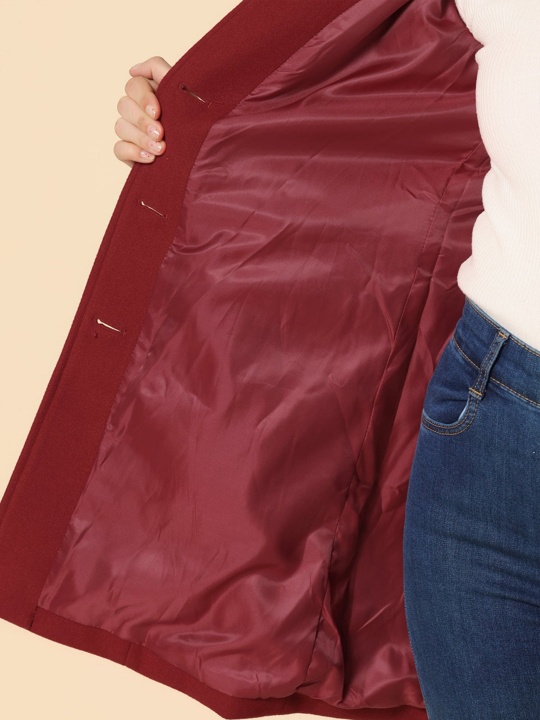 Gros plan sur le boutonnage élégant d'un manteau trench d'hiver pour femme mode