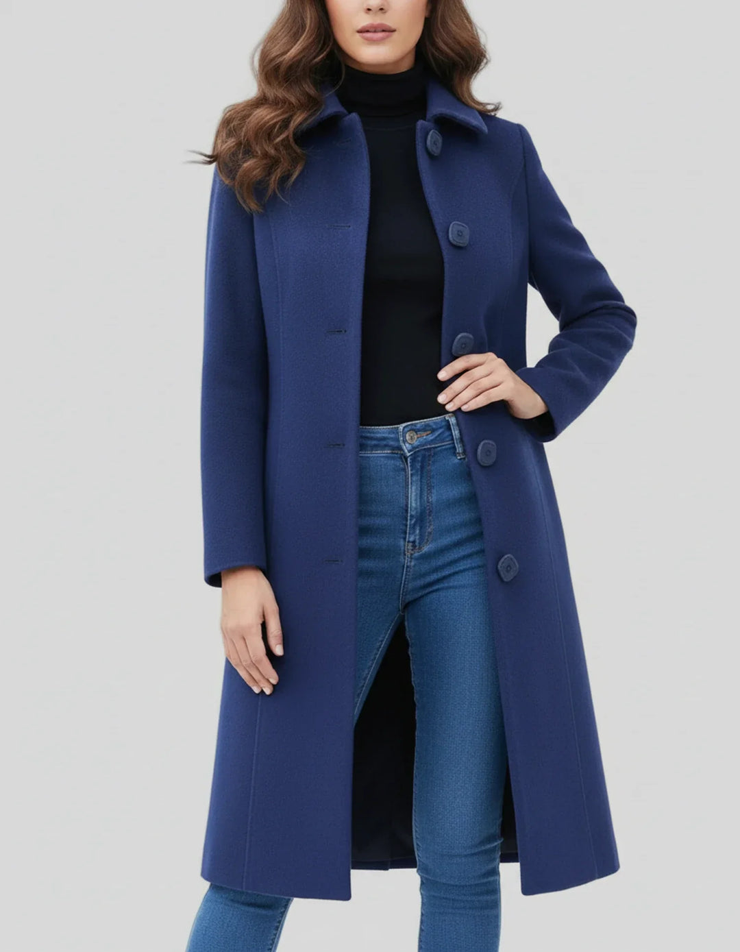 Femme portant un manteau trench long d'hiver, couleur tendance, ceinture ajustée, look mode et chaud.