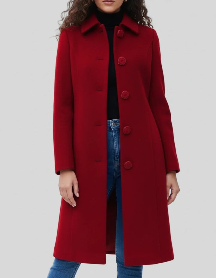 Détail du manteau trench long hivernal pour femme, tissu de qualité, coupe flatteuse, style intemporel.