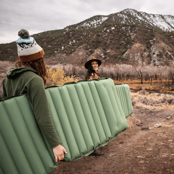 Matelas gonflable premium avec coussin intégré. Confort optimal pour une nuit paisible, camping ou voyage.