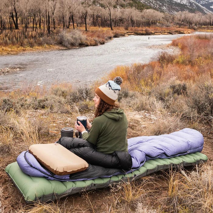 Matelas gonflable premium avec coussin intégré. Confort optimal pour une nuit paisible, camping ou voyage.