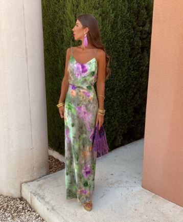 Maxi-robe fluide, imprimé halo-dye, élégante et sexy.  Coupe flatteuse.  Parfait pour l'été.