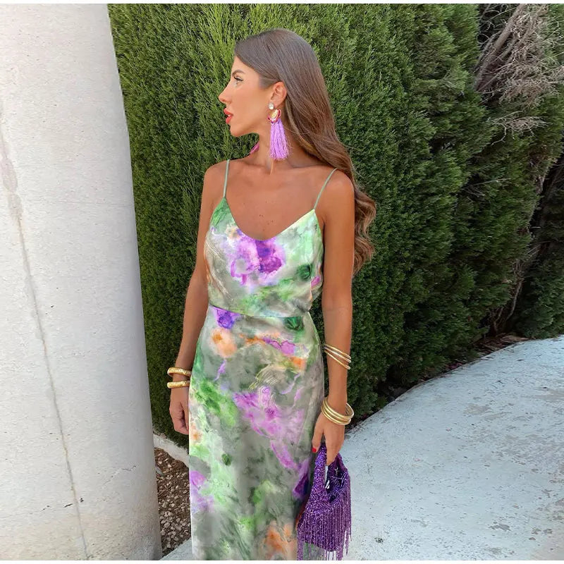Maxi-robe fluide, imprimé halo-dye, élégante et sexy.  Coupe flatteuse.  Parfait pour l'été.