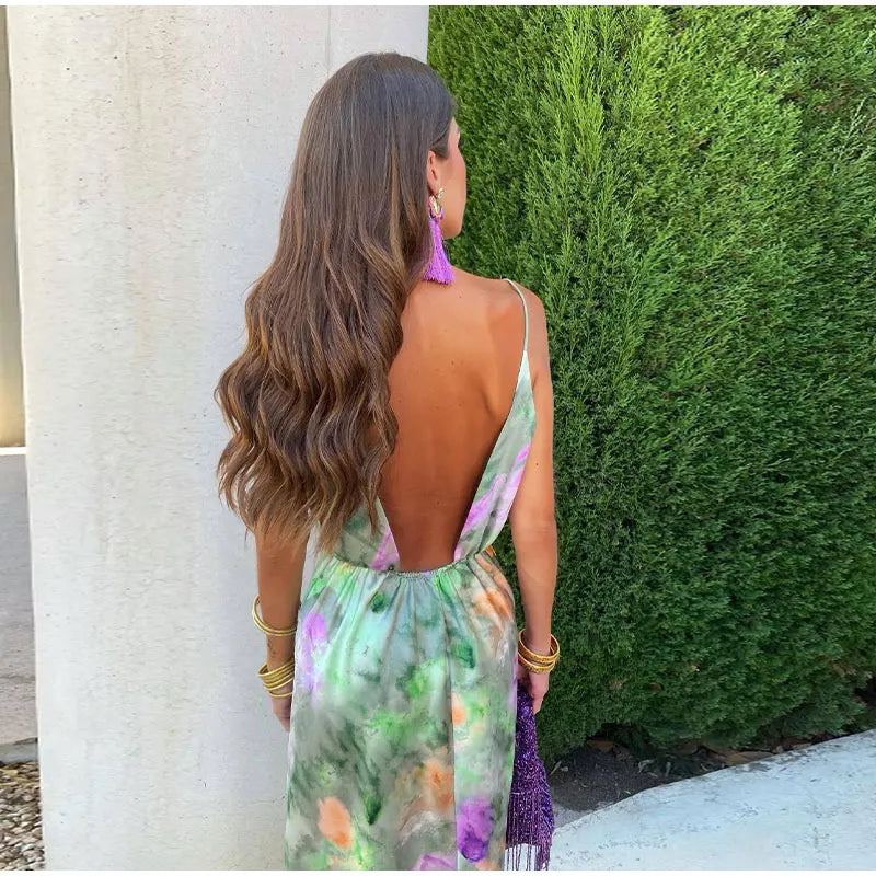 Maxi-robe fluide, imprimé halo-dye, élégante et sexy.  Coupe flatteuse.  Parfait pour l'été.