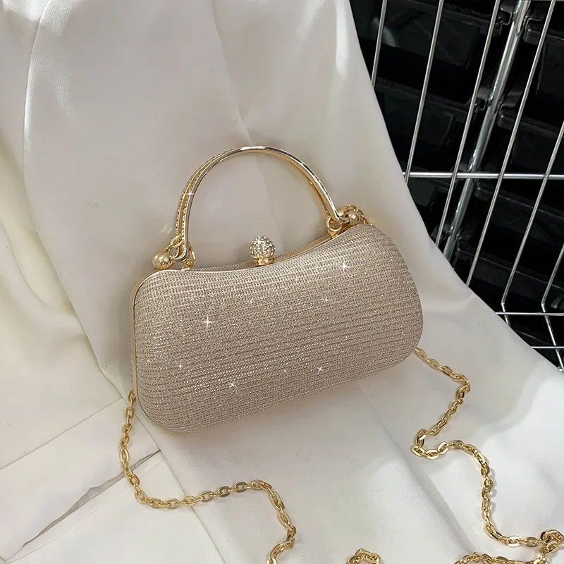 Minaudière de soirée dorée femme, strass scintillants, parfaite pour mariage ou cérémonie élégante.