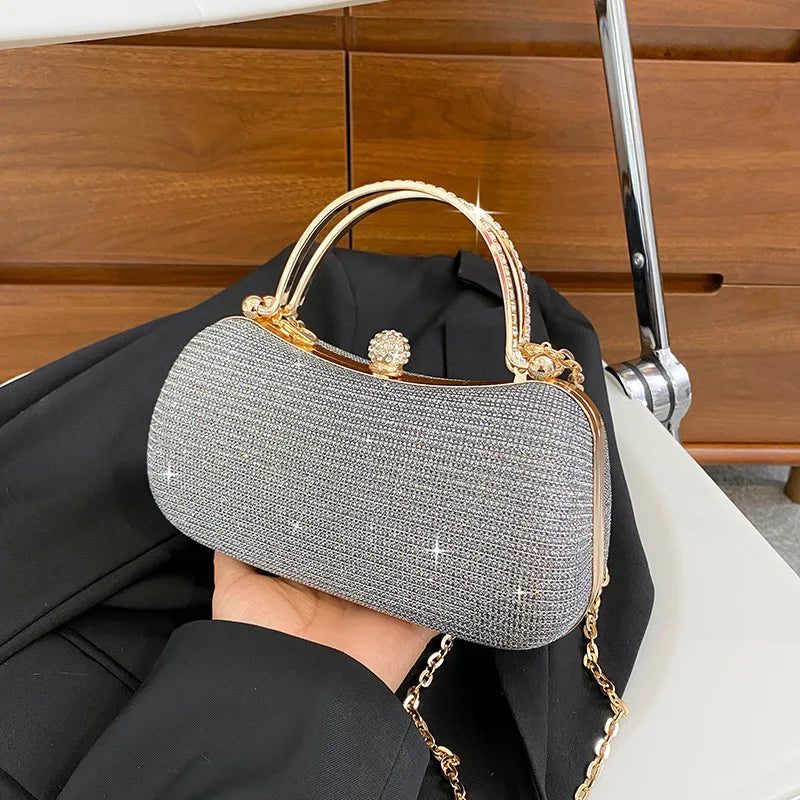 Sac de soirée minaudière argentée pour femme, design élégant avec chaîne, parfait pour cérémonie.