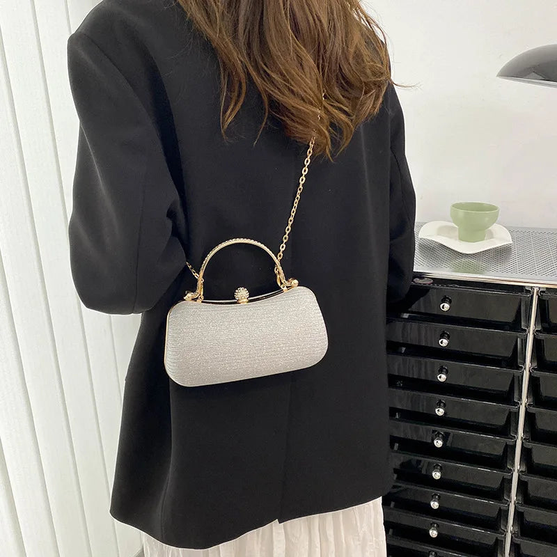 Sac de soirée femme noir, minaudière élégante avec détails strass, accessoire parfait pour cérémonie.