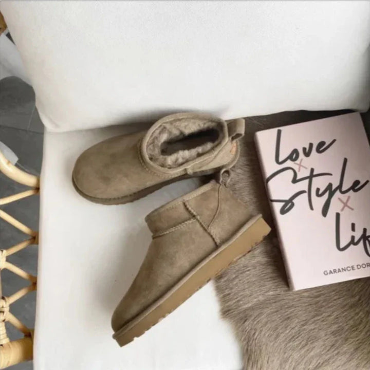 Mini bottes d'hiver femme en suédine beige, doublure fourrure chaude, élégantes et confortables pour la neige.