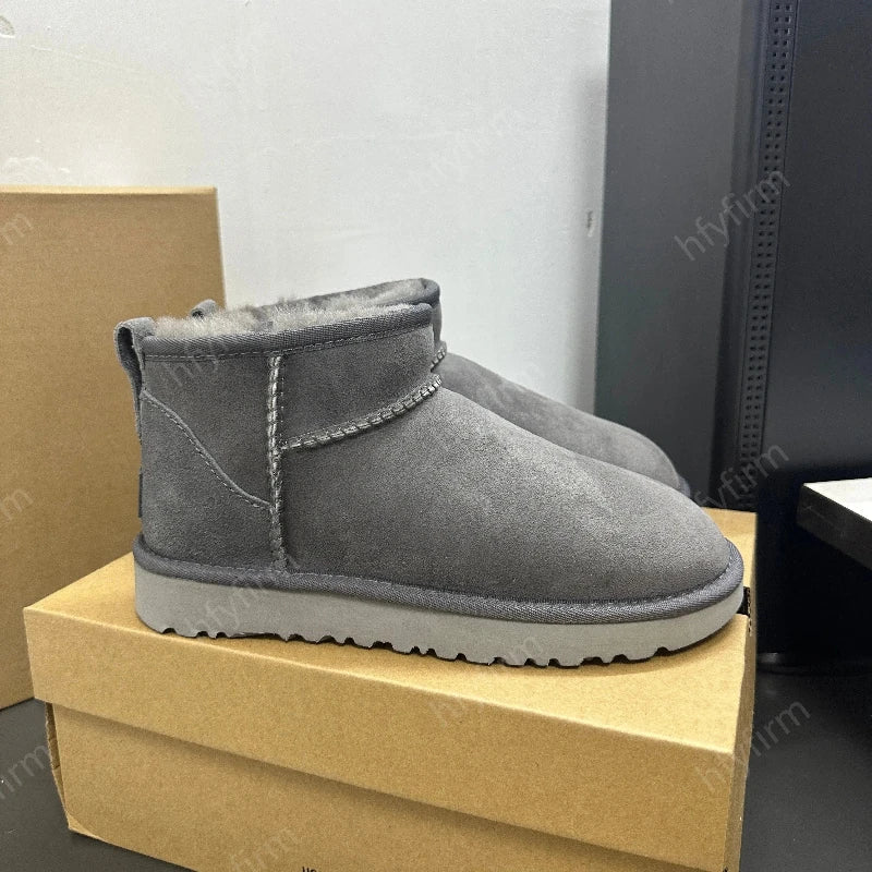 Bottes de neige femme courtes en suédine grise, doublées fourrure, chaudes et élégantes pour affronter l'hiver avec style.