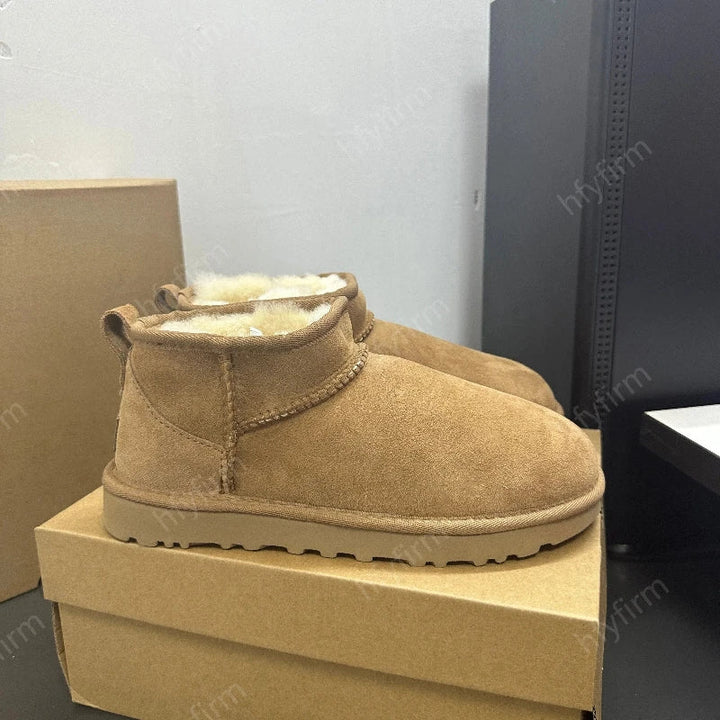 Bottes hiver femme en suédine premium, fourrure intérieure. Ces bottines chaudes et confortables sont idéales pour la neige.