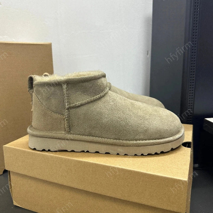 Bottes courtes mode femme en suédine et fourrure pour un hiver stylé. Confortables et chaudes pour les jours de neige.