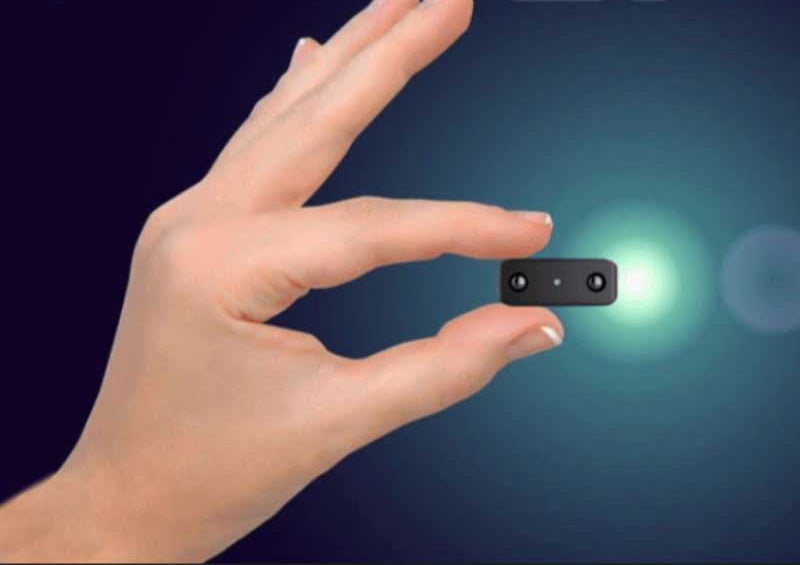 "Mini caméra HD sans fil compacte avec vision nocturne et détection de mouvement. Idéale pour une surveillance discrète."