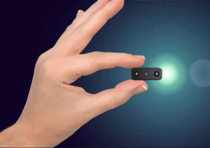 "Mini caméra HD sans fil compacte avec vision nocturne et détection de mouvement. Idéale pour une surveillance discrète."
