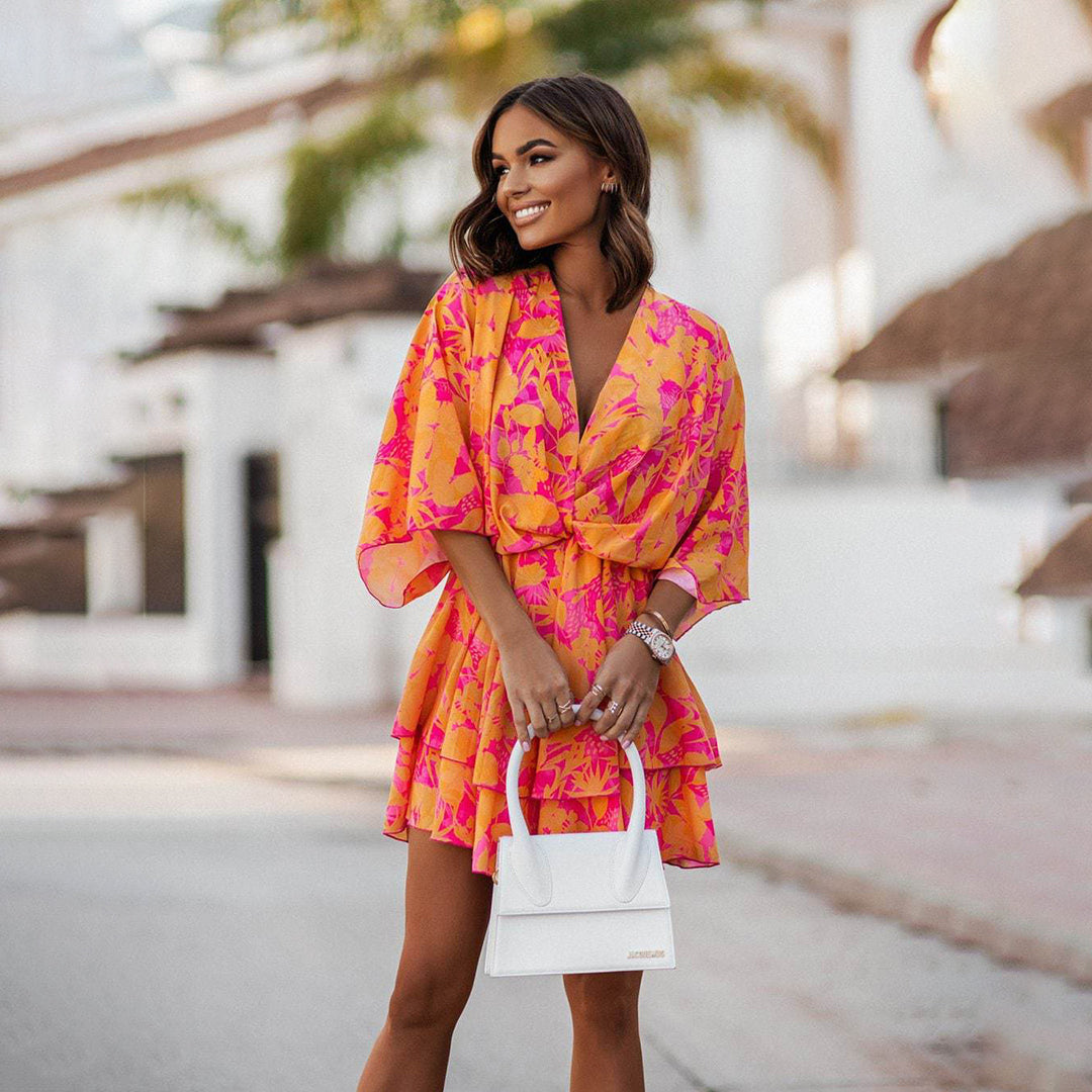 Mini robe bohème chic, coupe ajustée.  Motif délicat, style élégant et décontracté. Plusieurs couleurs disponibles.