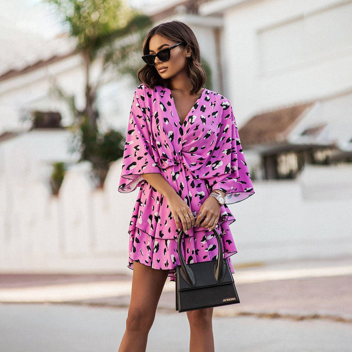 Mini robe bohème chic, coupe ajustée.  Motif délicat, style élégant et décontracté. Plusieurs couleurs disponibles.