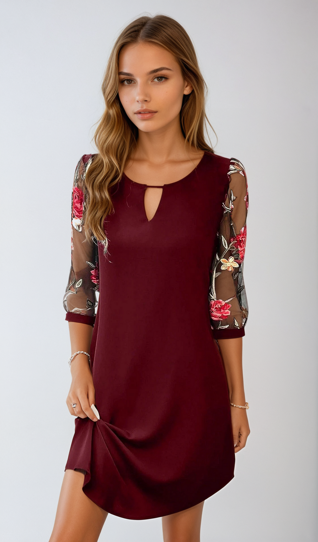 "Mini robe chemise fleurie pour femme, élégante, coupe courte, imprimé vibrant, idéale été, style léger et raffiné."