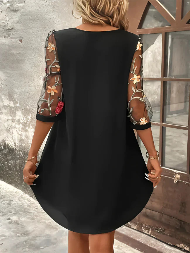 "Mini robe chemise fleurie pour femme, élégante, coupe courte, imprimé vibrant, idéale été, style léger et raffiné."
