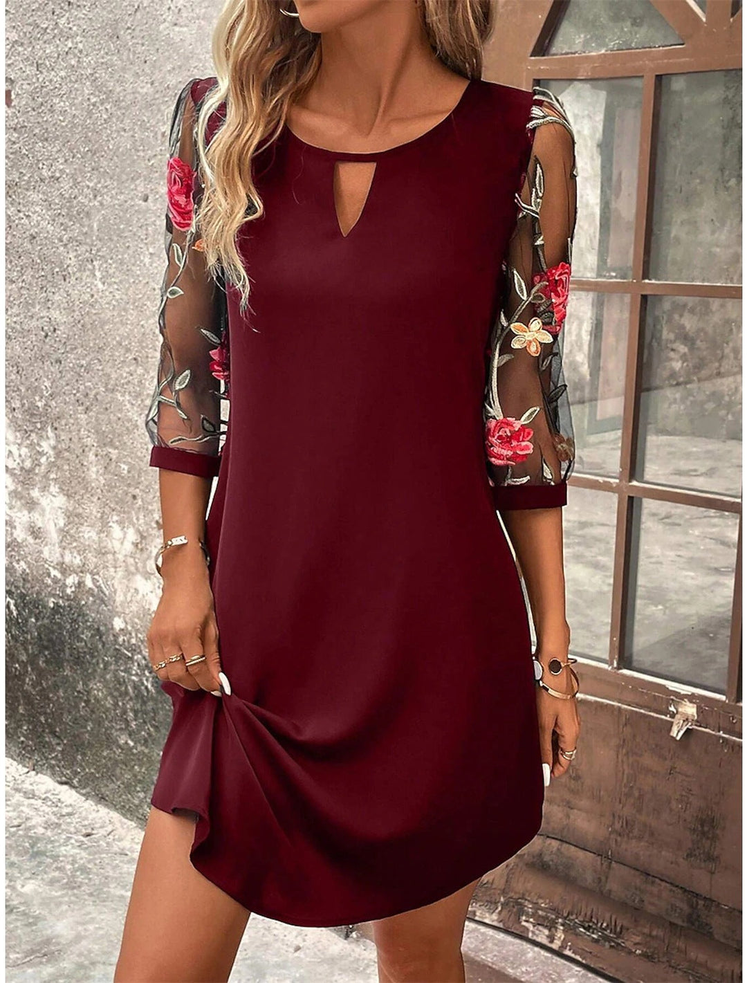 "Mini robe chemise fleurie pour femme, élégante, coupe courte, imprimé vibrant, idéale été, style léger et raffiné."