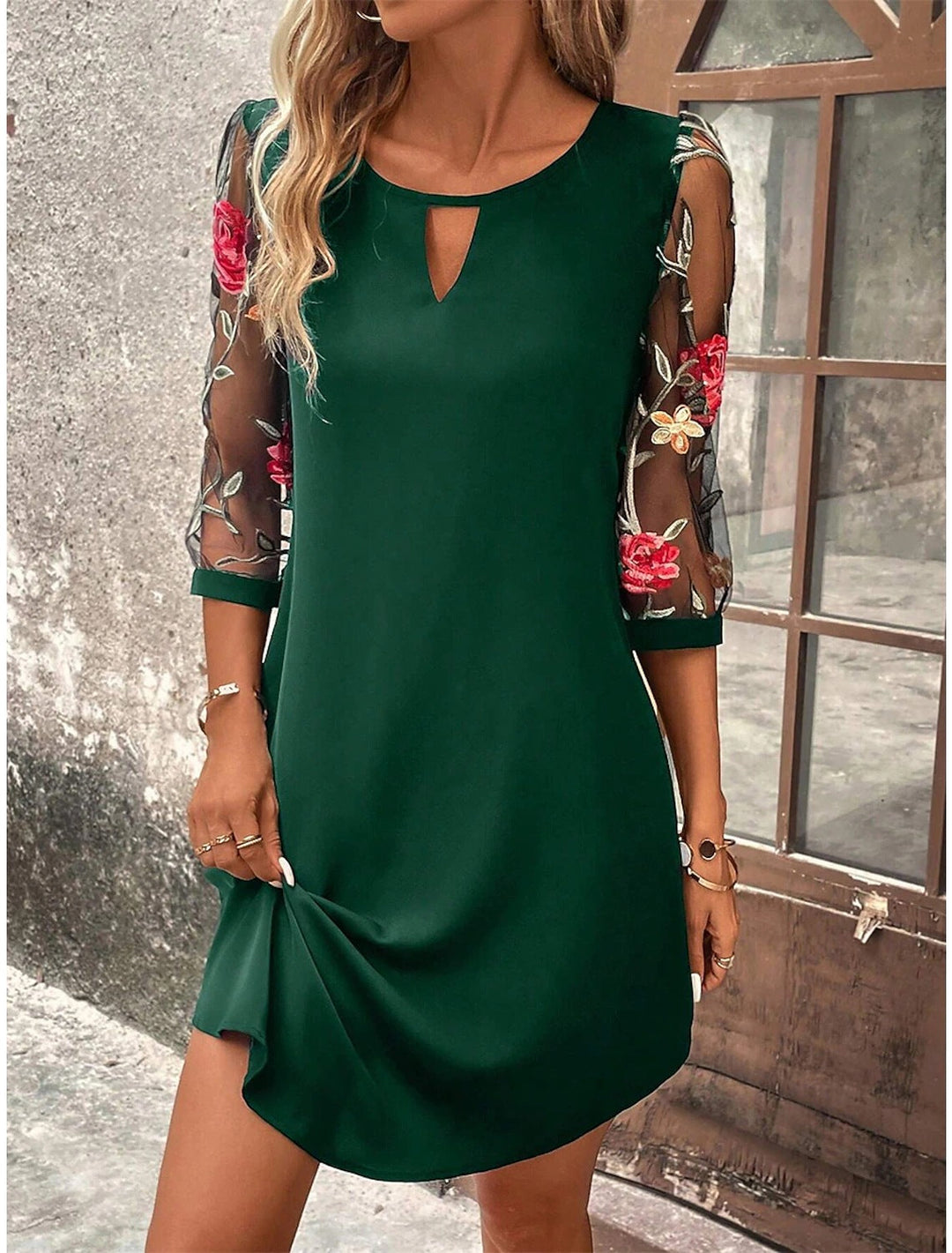 "Mini robe chemise fleurie pour femme, élégante, coupe courte, imprimé vibrant, idéale été, style léger et raffiné."