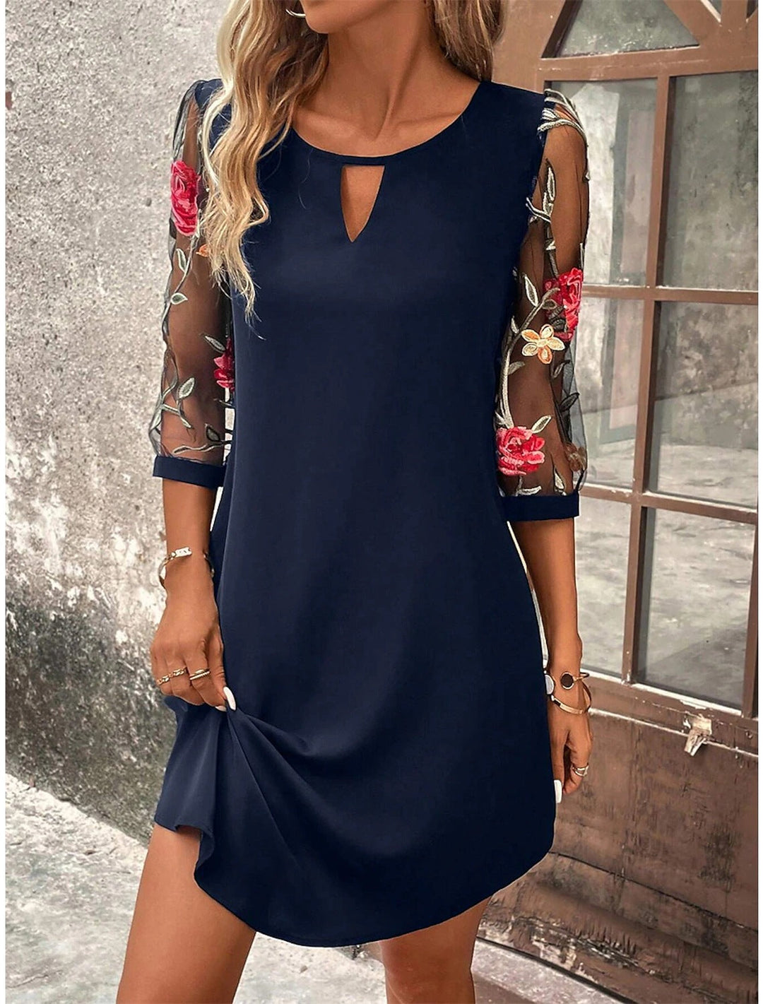 "Mini robe chemise fleurie pour femme, élégante, coupe courte, imprimé vibrant, idéale été, style léger et raffiné."