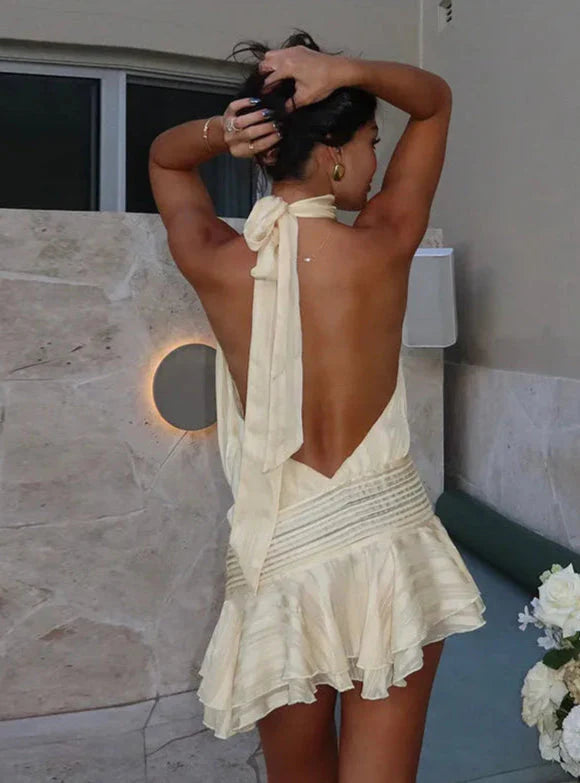 "Mini robe dos nu en dentelle, élégante et raffinée, pour soirées élégantes, mettant en valeur silhouette féminine."