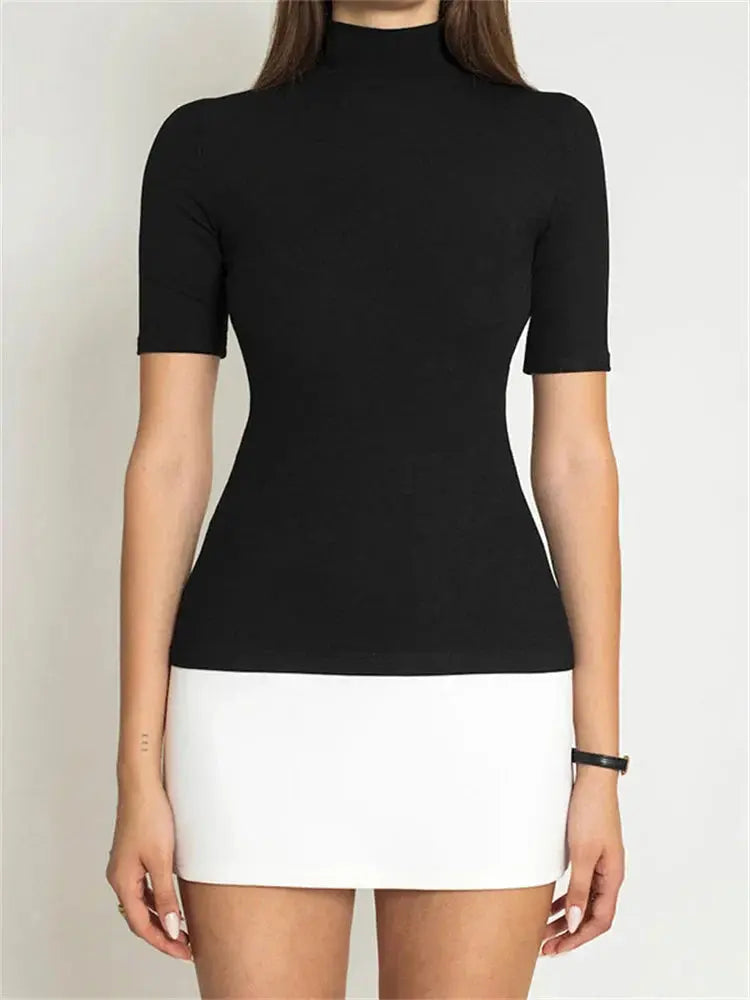 Robe courte femme ajustée, idéale pour une tenue de soirée chic et tendance. Look automne élégant.