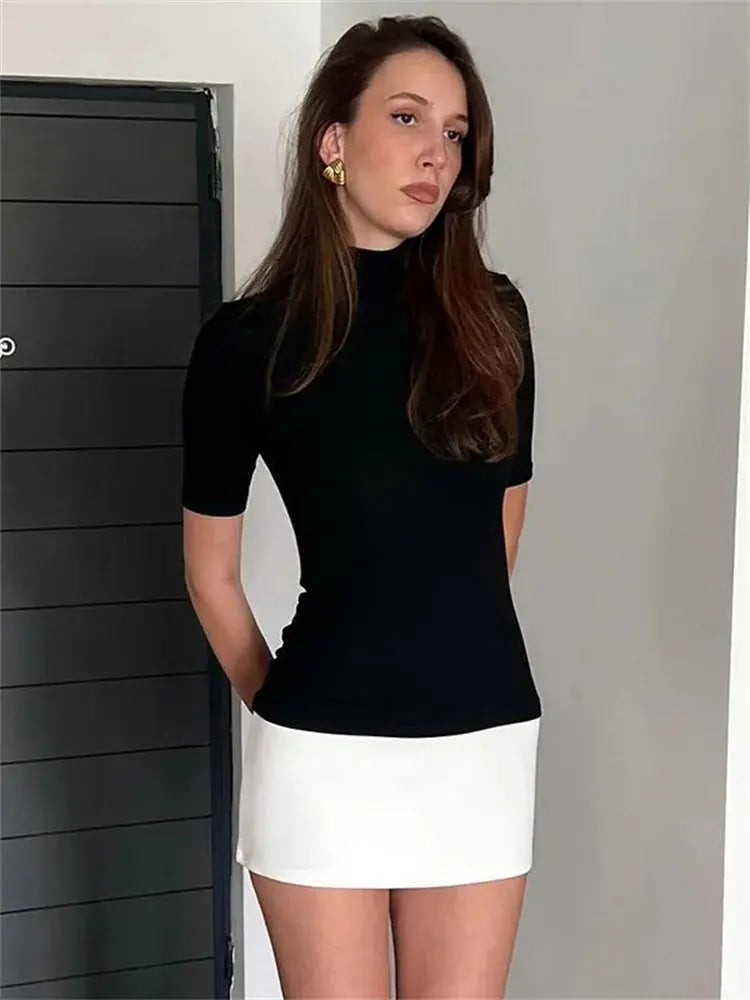 Mini robe chic ajustée pour femme, vêtement essentiel pour un look automne élégant et moderne.