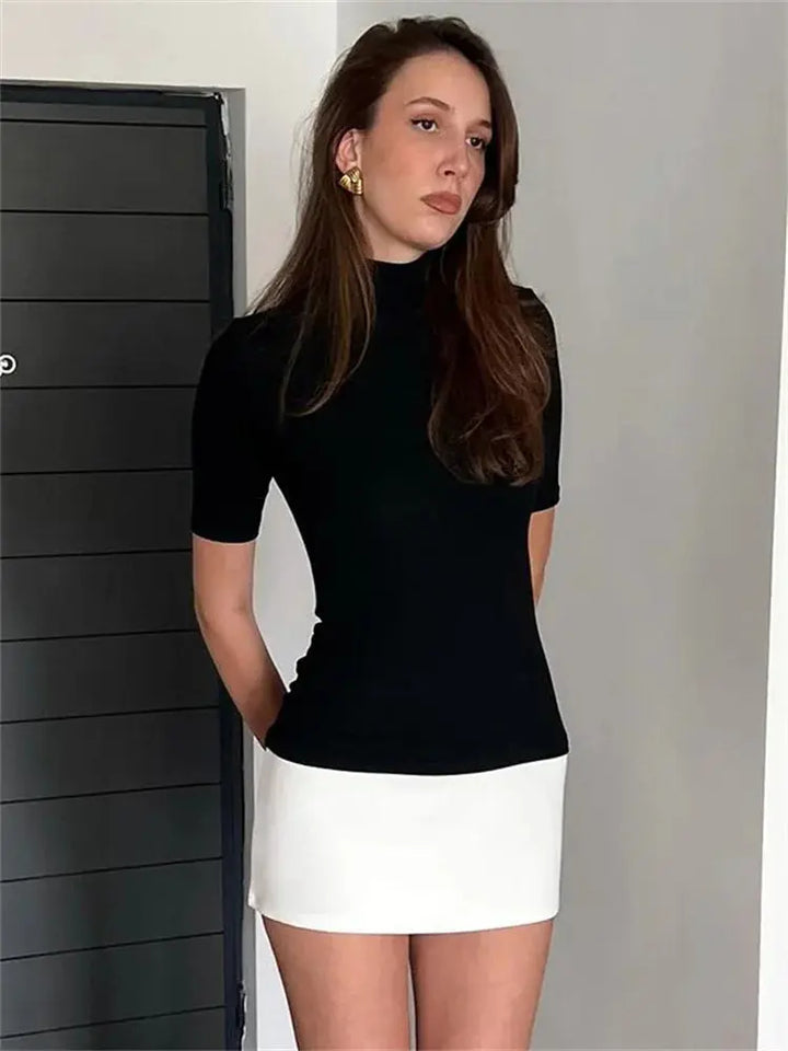 Mini robe chic ajustée pour femme, vêtement essentiel pour un look automne élégant et moderne.