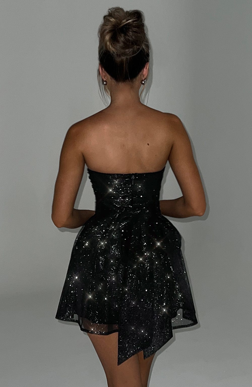 "Mini-robe noire scintillante sans bretelles, silhouette A, glamour et confort pour occasions spéciales."