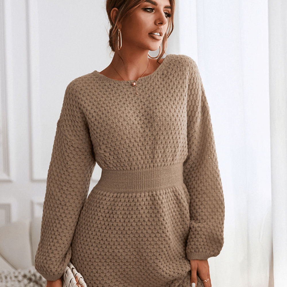 Mini robe pull femme élégante à manches longues, coupe ajustée, parfaite pour l'automne-hiver.
