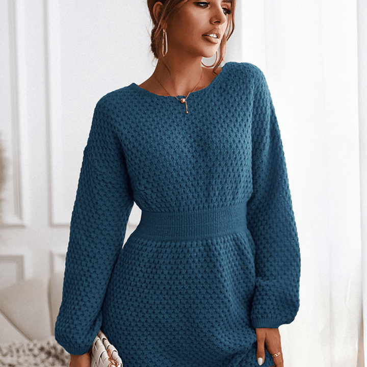 Vue frontale d'une mini robe pull ajustée pour femme, avec manches longues, pour la mode automne.
