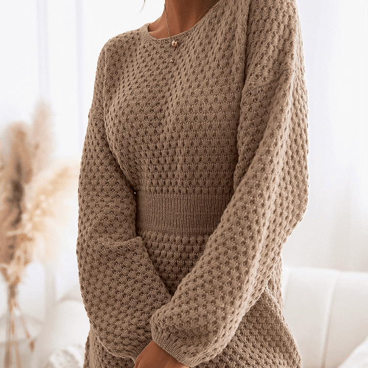Vêtements femme: mini robe pull chaude et chic à manches longues, une tendance essentielle automne-hiver.