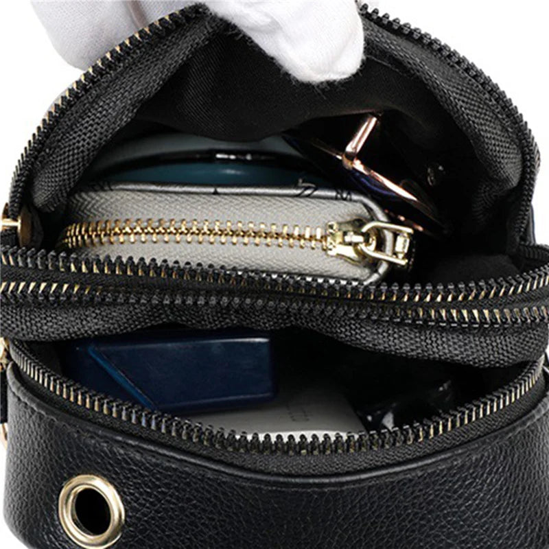 Pochette téléphone femme compacte et chic avec bandoulière, en cuir synthétique.