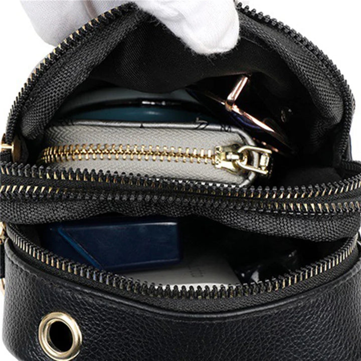 Pochette téléphone femme compacte et chic avec bandoulière, en cuir synthétique.