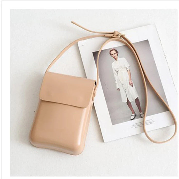 Vue de face du mini sac bandoulière téléphone femme, design compact et élégant, idéal pour vos sorties.