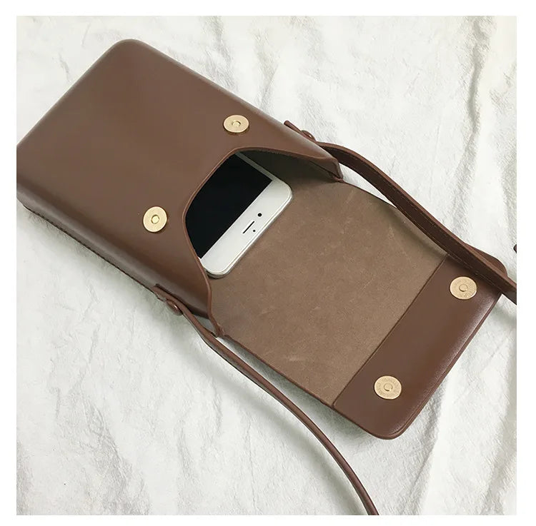Mini sac bandoulière téléphone femme, accessoire mode en similicuir noir, parfait pour organiser et voyager léger.