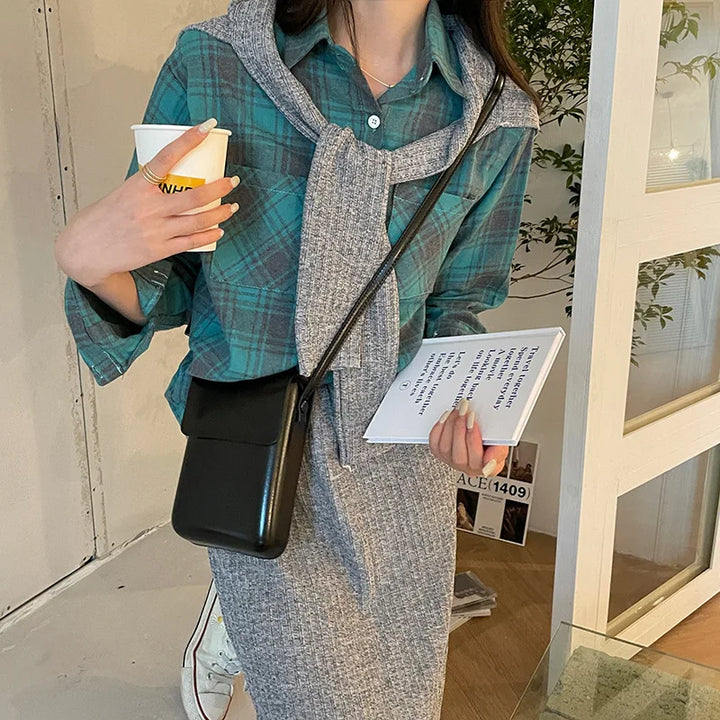 Sac bandoulière téléphone femme, mini et compact, idéal pour garder votre smartphone et essentiels en sécurité.