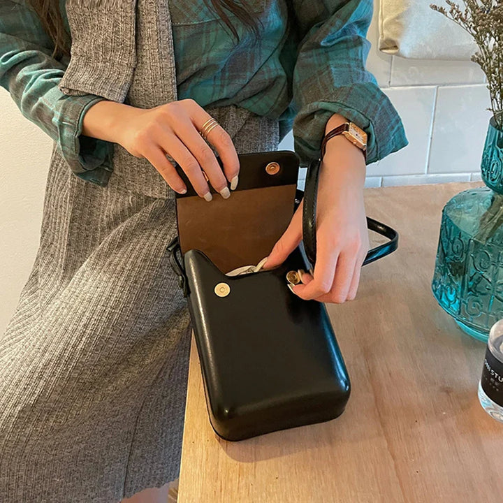 Sac élégant femme en similicuir noir, mini sac bandoulière ajustable, accessoire mode essentiel pour toute occasion.