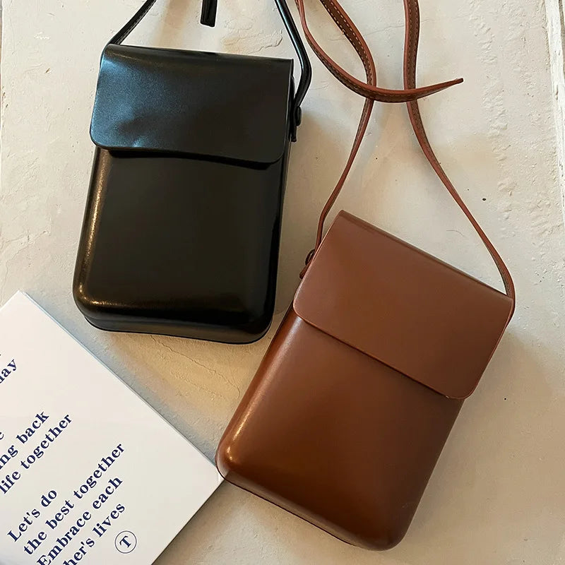 Sac compact femme pour téléphone, léger et pratique pour un voyage sans encombre, design bandoulière ajustable.