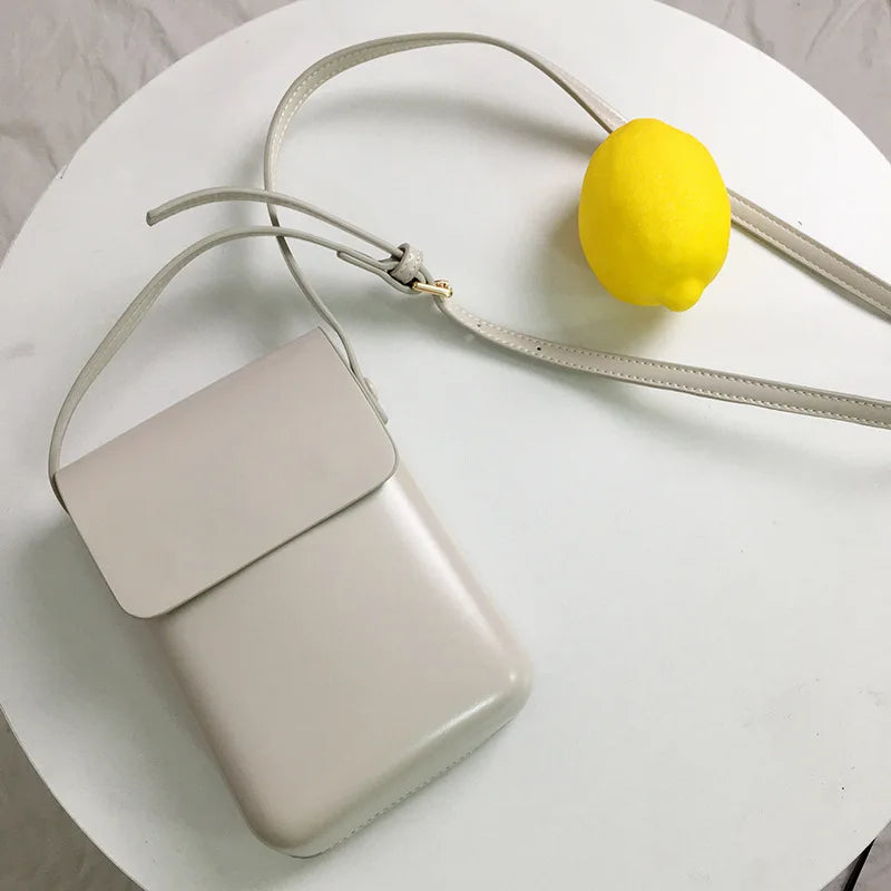 Détail du similicuir élégant du mini sac bandoulière téléphone femme, finitions soignées et design intemporel.