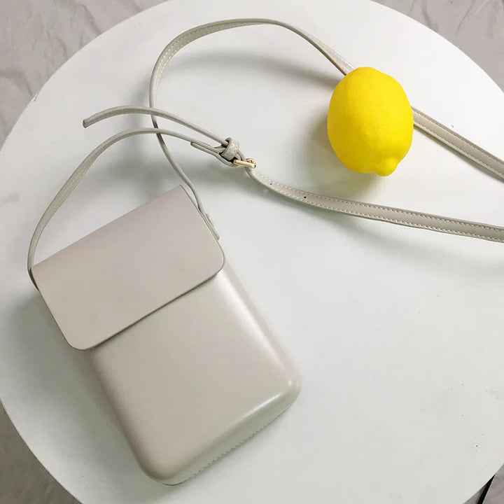 Détail du similicuir élégant du mini sac bandoulière téléphone femme, finitions soignées et design intemporel.