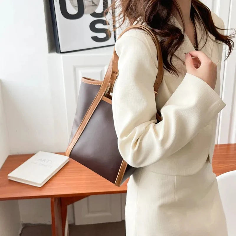 Sac mini cabas noir pour femme, vue latérale, détail du soufflet, similicuir chic, bandoulière fine