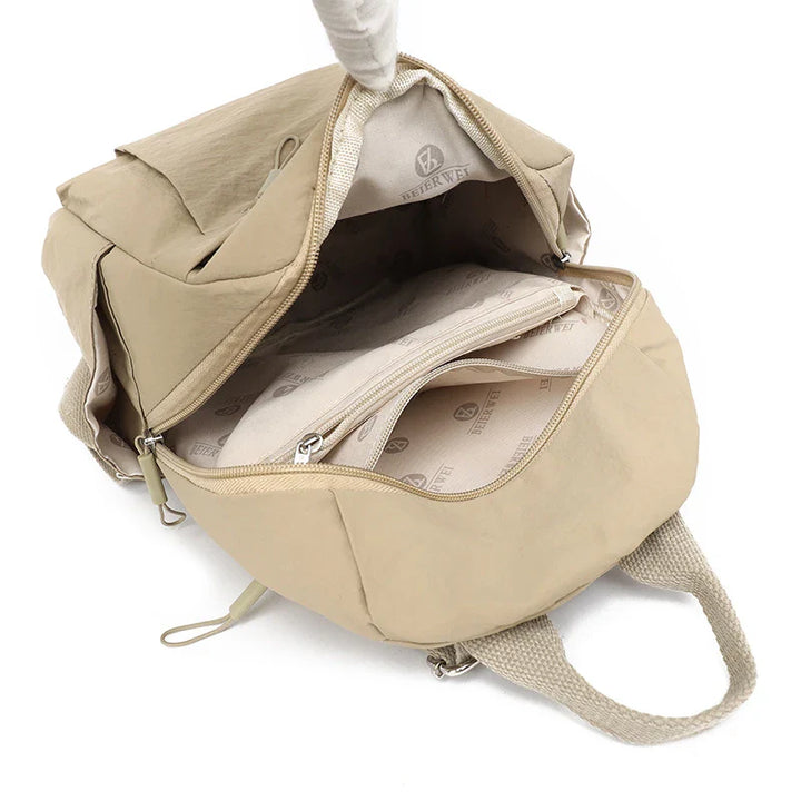 Sac à dos femme compact et léger, accessoire quotidien pratique en nylon résistant.